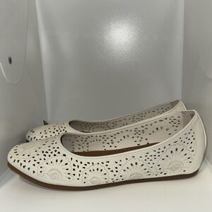 Baretraps Chika Cream Floral Vegan Leather Ballet Flats Women’s 10